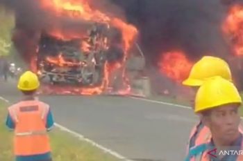 Deadly passenger bus crash in South Sumatra leaves 16 dead