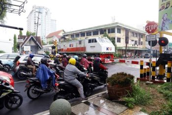 Berhenti Sejenak di Perlintasan, Menjaga Keselamatan Banyak Perjalanan