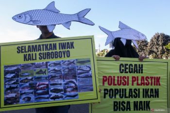 Aksi aktivis lingkungan di Surabaya