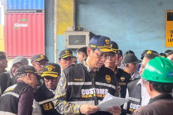 Finance Minister pushes stricter rules on port cargo storage