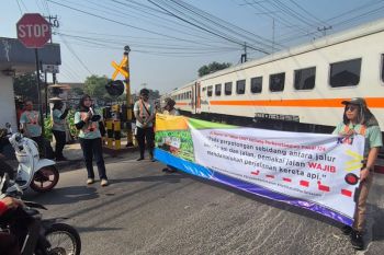 Akhir Pekan Aman di Jalur KA, KAI Ajak Pengendara Disiplin di Perlintasan dan Warga Jauhi Rel