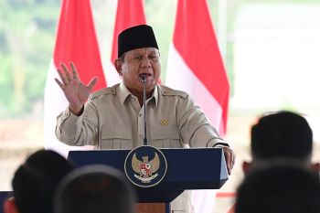 Prabowo orders regional leaders to oversee free meal program