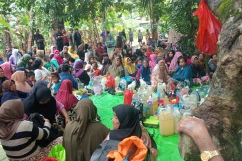 Warga Mentubang rayakan Robo-Robo dengan mandi sekampung