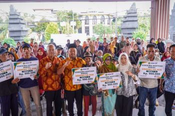 Pemkab Gresik salurkan BLT DBHCHT dan beras untuk 10.195 warga