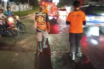 Dampak abu Krakatau, Bandar Lampung lakukan penyemprotan jalan