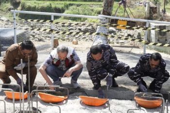 TNI AL beri kado spesial berupa jembatan buat warga Jampang Tengah Sukabumi