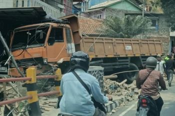 Truk seruduk toko di Gentong Tasikmalaya