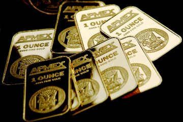 Harga emas ditutup di tertinggi sepekan ditopang pelemahan greenback