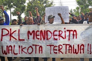PKL Tuntut Lokasi Layak