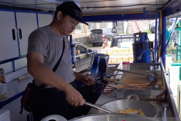 Petugas Mobil Dapur Umum Lapangan Tengah Bekerja