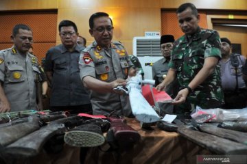 Kapolda Jambi periksa barang bukti senjata