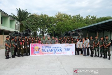 Peserta SMN PTPN IV asal Sulteng berfoto bersama di dekat Anoa