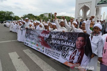 Aksi bela ustadz Abdul Somad