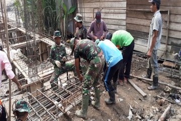 Pasang-surutnya Air Sungai Batang Gangsal Bukan Halangan Bagi Satgas TMMD Kodim 0314/Inhil