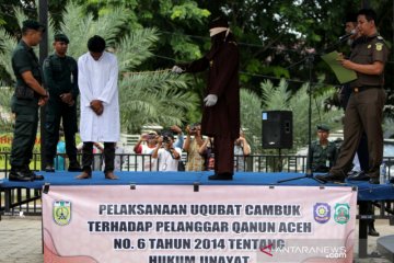 Pemain domino dieksekusi cambuk