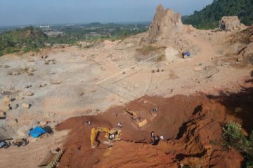 Pencarian korban longsor tanah tambang clay di Gunung Sarik Padang