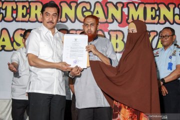 Penyerahan surat keterangan WNI istri Umar Patek