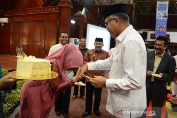 Plt Gubernur terima hadiah ultah dari istri