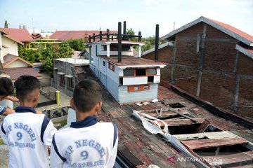 Kapal tsunami atas rumah tidak terawat