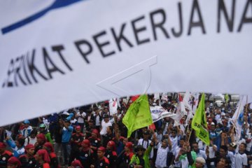 Aksi buruh menolak omnibus law