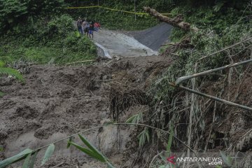 Dua desa terisolir akibat tanah longsor