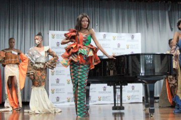 Perpaduan batik dan kain