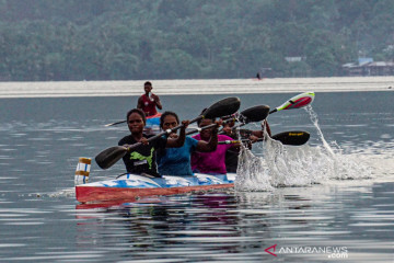 Latihan atlet dayung Papua Barat