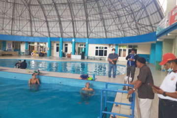 Perenang putri Sumbar matangkan latihan jelang PON Papua