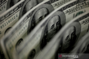 Dolar Jumat pagi bertahan dekat level tertinggi tiga minggu di perdagangan Asia