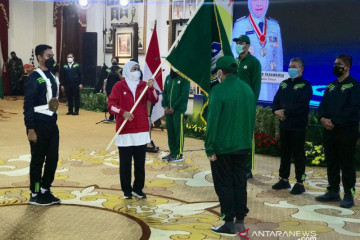 Gubernur Jatim berpesan agar atlet menyatu dengan masyarakat di Papua