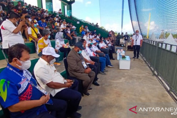 Panitia sofbol hanya izinkan penonton yang berkartu identitas resmi