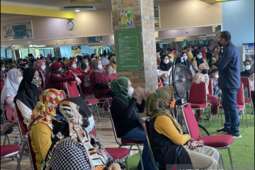 Stafsus Menteri BUMN ajak ibu-ibu Karawang ikuti program PNM Mekaar