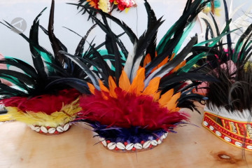 Pernak pernik khas Papua dijajakan di lokasi pertandingan PON XX