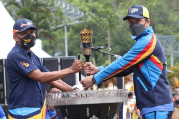 Taufik Hidayat serahkan api PON XX ke Walikota Jayapura