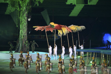 Pembukaan PON Papua: hiasan kepala suku Dayak ramaikan parade atlet