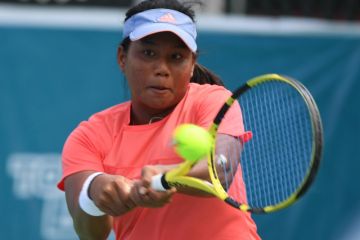 Cuaca panas bikin kaki petenis Fitriani Sabatini melepuh
