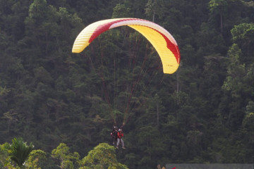 Paralayang selesaikan nomor tandem ketepatan mendarat