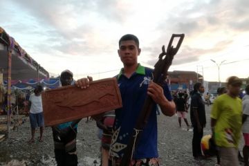 Rio Maholtra kepincut ukiran Kamoro di Mimika