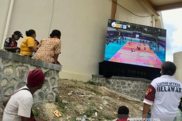 Penonton dukung perjuangan voli putri Papua melalui layar raksasa