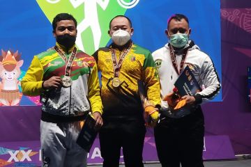 Lifter peraih emas Robi Sujianto memprotes wasit saat gagal dead lift