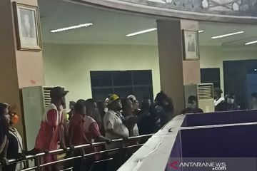 Gara-gara selisih bobot badan, atlet tuan rumah angkat berat mengamuk