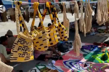 Menyapa komunitas Mama-Mama Noken di Taman Imbi Jayapura