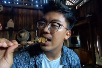 Mencicipi kuliner ulat sagu di kampung Yoboi Jayapura