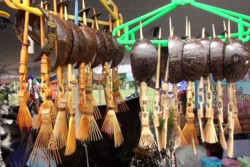 Menilik kerajinan karya suku Marind Alim di PON Papua