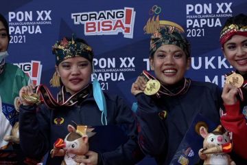 Pesilat ganda putri seni Jabar raih emas
