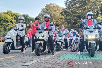 Tiga menteri naik sepeda motor di UGM