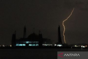 BMKG peringatkan potensi hujan petir di Bandung dan sejumlah kota besar pada Kamis