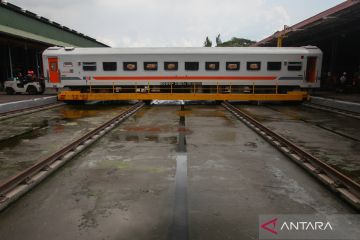 Perawatan kereta api di Surabaya