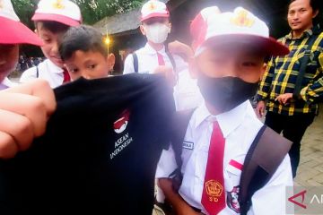 Siswa SDN 01 Pluit terima kado ultah kaus KTT ASEAN dari Jokowi