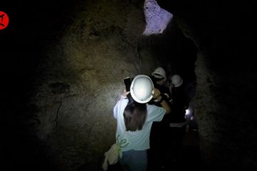 Hamparan tebing batu di Goa Batu Cermin Labuan Bajo
